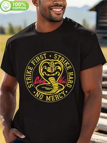 Kobra Kai Dojo Herren Karate Grafik T-Shirt - Strike First Strike Hard No Mercy Slogan & Kobra Design, Übergröße L-2XL, 100% Kampfsport Shirt Für Training, Gym & Freizeit (SchwarzGelb)