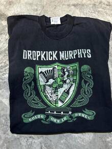 Dropkick Murphys Going Out Irische Grafik T-Shirt - Herren Bandshirt mit keltischen Schilden, Dudelsäcken & Knotenwerk - robustes Konzert-Merch T-Shirt für Dropkick Murphys Fans, Schwarz, Punk Rock Look, Rundhals-Ausschnitt, atmungsaktives Material