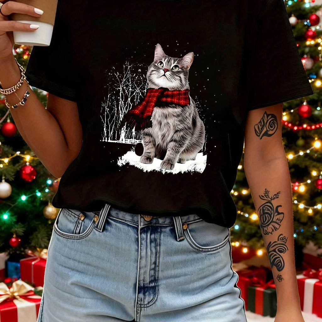 Women'S Christmas Cat Graphic T-Shirt - Cozy Ginger Tabby Cat with Scarf & Snowflake Print, Soft Round Neck Short Sleeve Casual Top for Christmas Parties