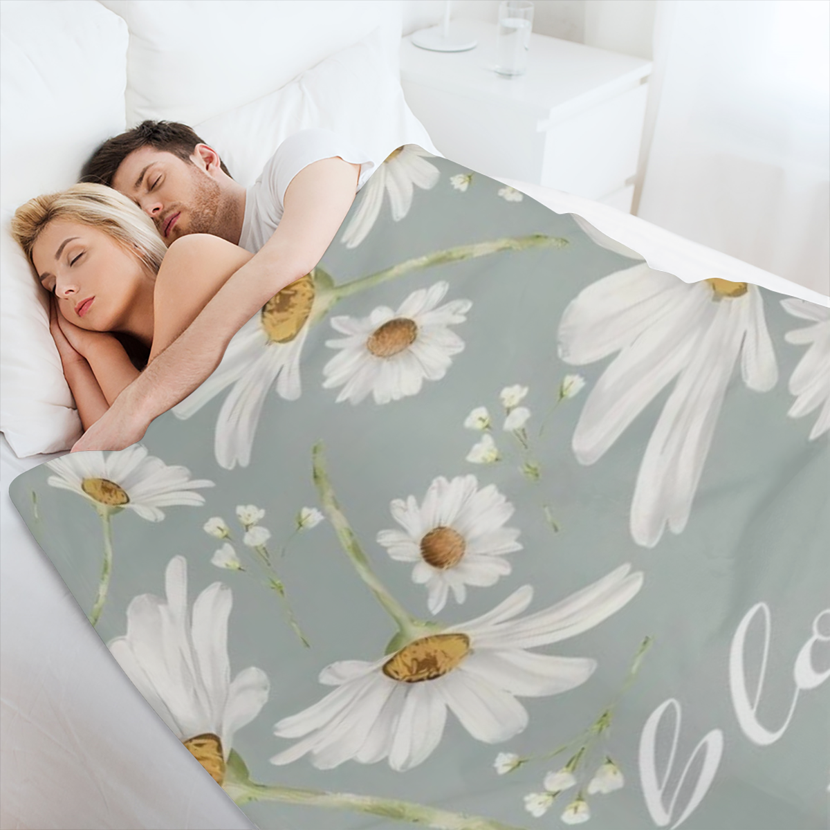 Cozy Daisy Pattern Soft Flannel Throw Blanket - All- Season Comfort Knit Polyester Lightweight Digital Print TV Blanket for Sofa 200- 250g Square Weight