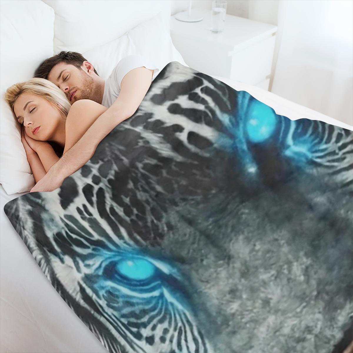 Blue- Eyed Wolf Flannel Digital Print Air Conditioning Blanket - Comfortable & Soft, Perfect for Sofa Cover, All- Season Use, Polyester Blend, 200- 250 gsm, Allseason CoveringPlayful DesignSoft Textur