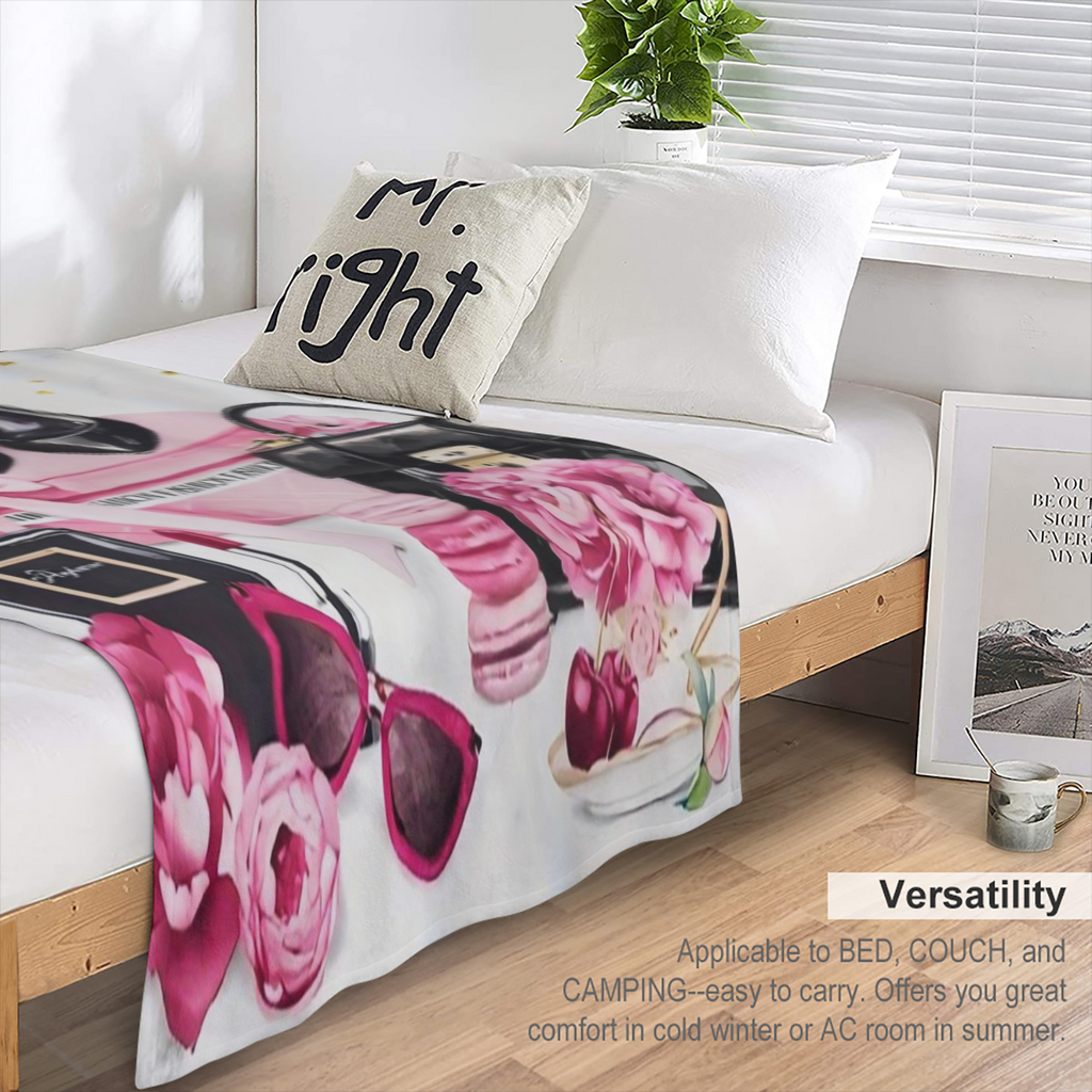 Luxurious White Flannel Throw Blanket with Chic High Heels & Fashion Accessories Print - Cozy, All-Season Home Decor for Couch or Bed, Perfect Gift Idea