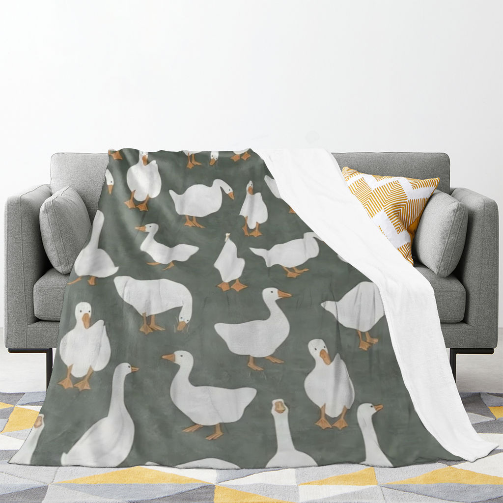 Luxuriously Soft Dark Green & White Goose Blanket - Elegant Flying Geese Pattern, All-Season Cozy Throw For Couch, Bed, Home Dec