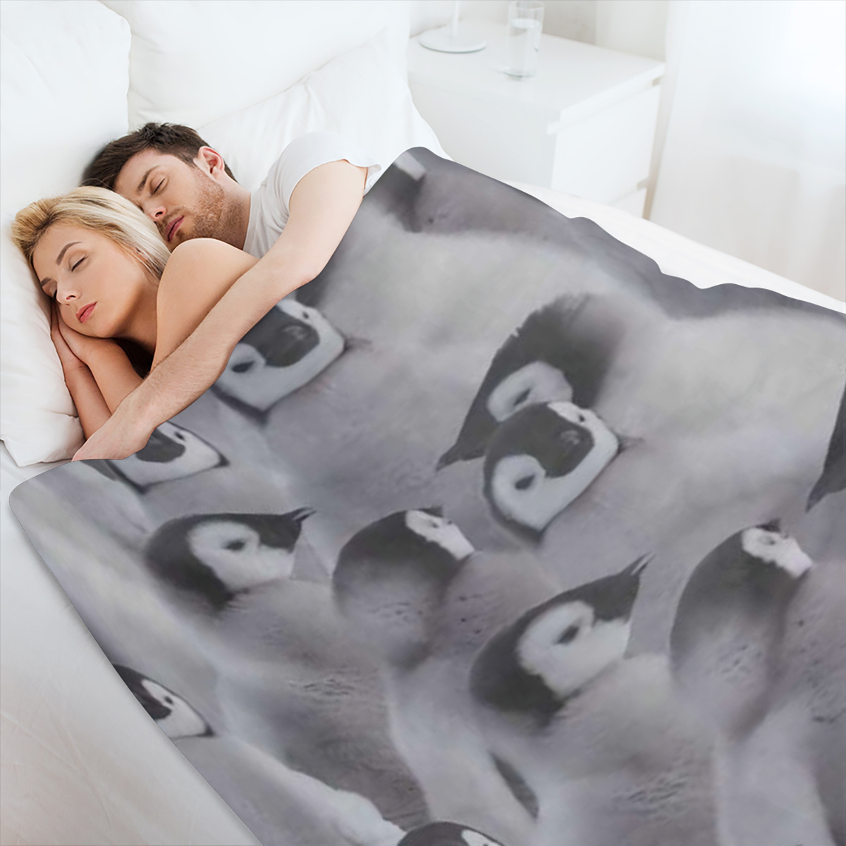 1pc Penguin Print Flannel Blanket - All- Season Chunky Knit Polyester, Hand Wash, Tear Resistant, Applique Embellished, Ideal for Camping & Home Decor